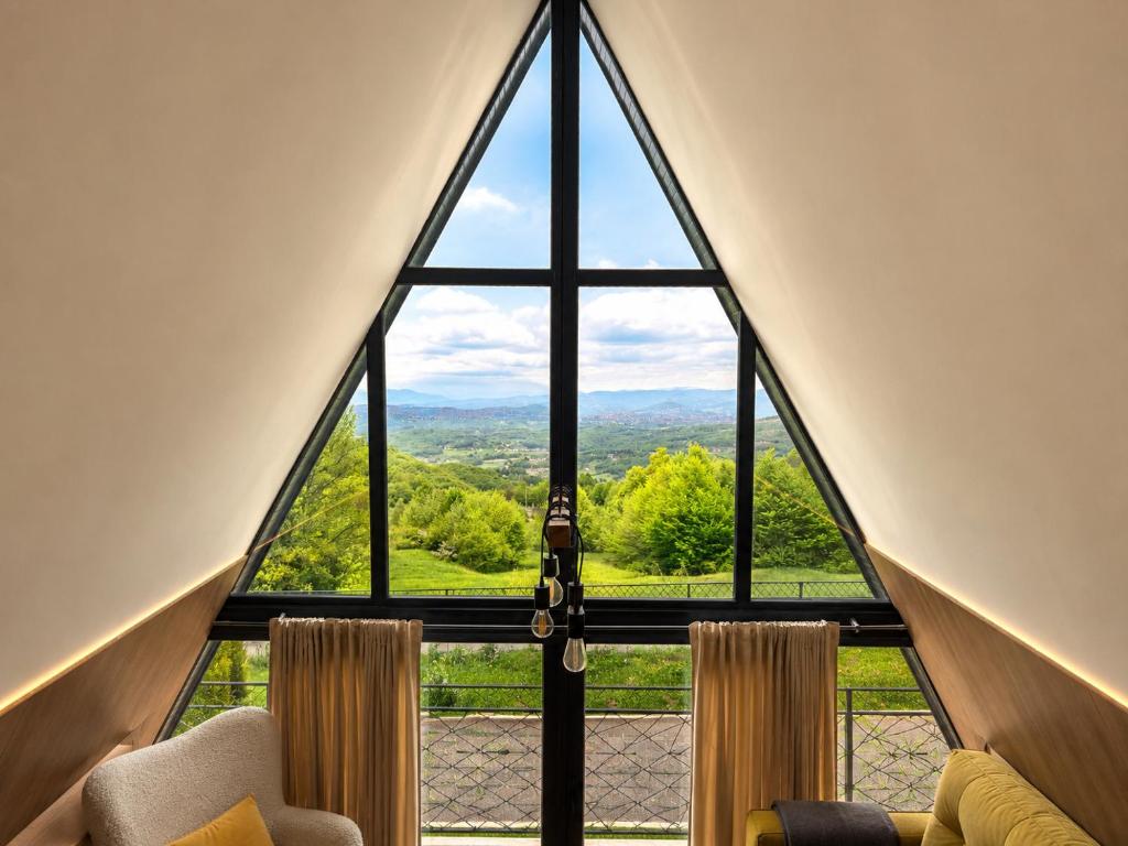 Doživite luksuzni odmor na Jahorini uz privatni jacuzzi, predivan panoramski pogled i potpunu harmoniju s netaknutom planinskom prirodom u Klek 77 Luxury Chalets!