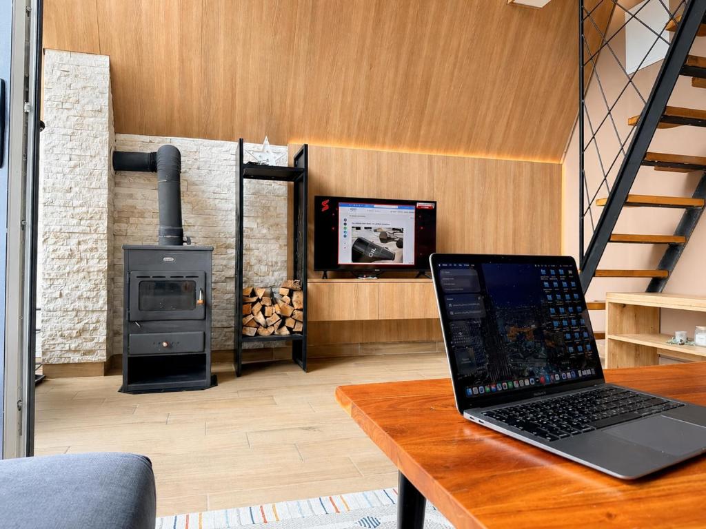 Doživite luksuzni odmor na Jahorini uz privatni jacuzzi, predivan panoramski pogled i potpunu harmoniju s netaknutom planinskom prirodom u Klek 77 Luxury Chalets!