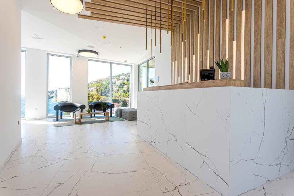 Zakoračite u svijet elegancije i potpunog užitka – priuštite sebi odmor iz snova na Jadranu uz vrhunski luksuz i nezaboravne poglede u Hotelu Saint Hildegard 4* u Omišu!