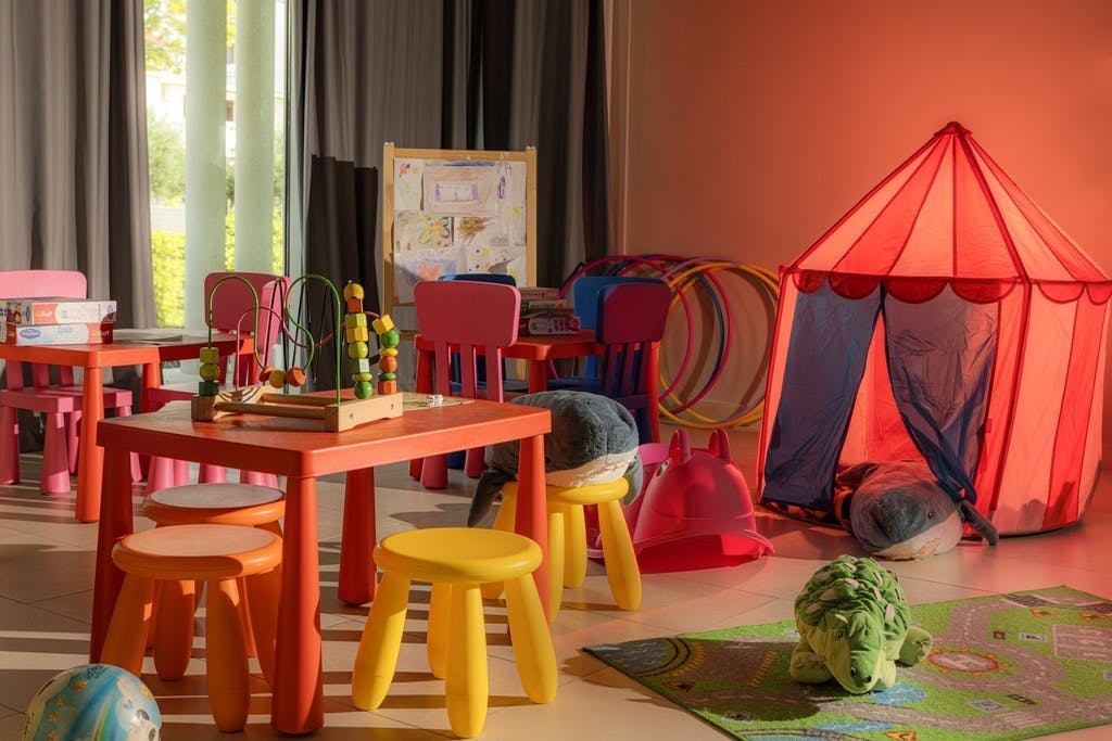 Otkrijte ljepote otoka Paga uz sunčane dane, prekrasno more i sve što vam je potrebno za savršen odmor – Hotel Pagus 4* ili Hotel Meridijan 4*!