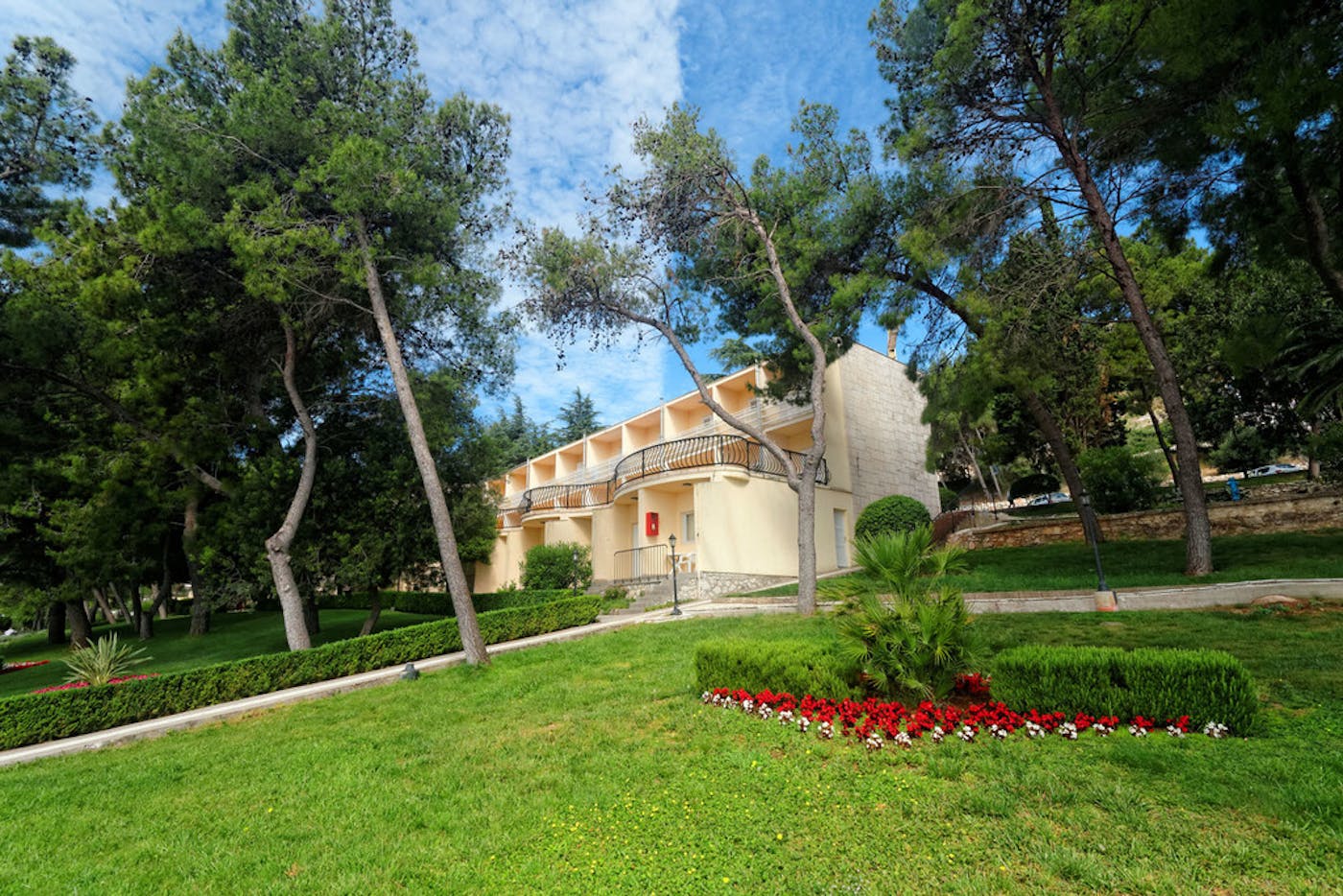 Otkrijte savršeno mjesto za odmor – Hotel Val 3* ex Hotel Jadran 3* uz samu obalu mora u Segetu Donjem pruža idealan spoj opuštanja i mediteranskog ugođaja!