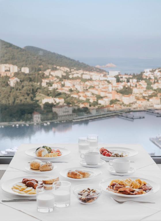 Doživite Dubrovnik na poseban način – upoznajte grad prepoznatljiv po bogatoj historiji i očaravajućoj arhitekturi te uživajte u odmoru u Hotelu Adria 4*!