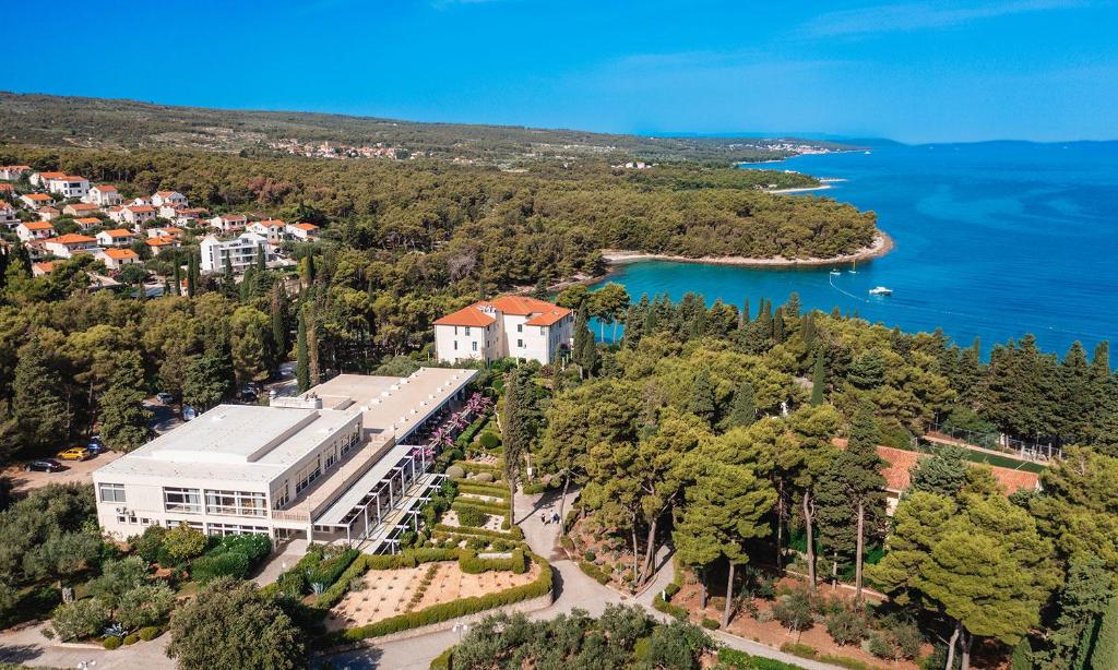 Brač, borova šuma i morski pejzaž koji smiruje – Aminess Vival Velaris Resort 4* savršeno mjesto za opuštajući odmor!
