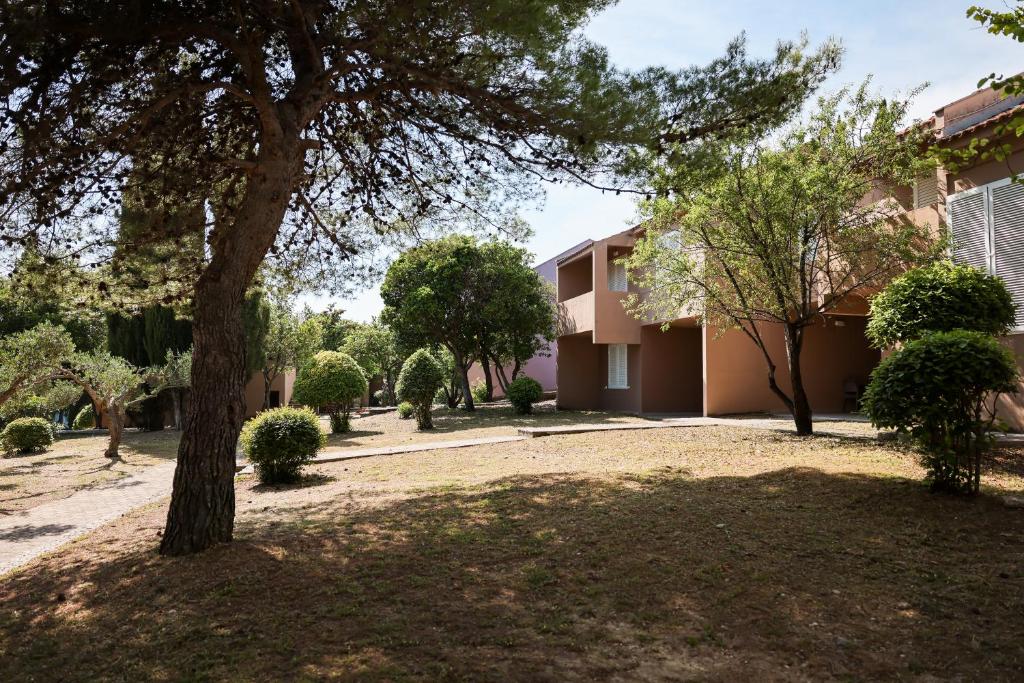 Uživajte u danima ispunjenim suncem, morem i mediteranskim šarmom u Apartmanima Medena 4* – mjestu gdje svaki trenutak postaje posebna uspomena!