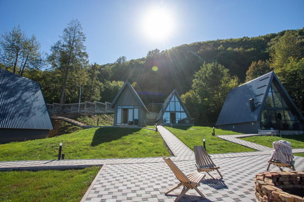 Doživite luksuzni odmor na Jahorini uz privatni jacuzzi, predivan panoramski pogled i potpunu harmoniju s netaknutom planinskom prirodom u Klek 77 Luxury Chalets!