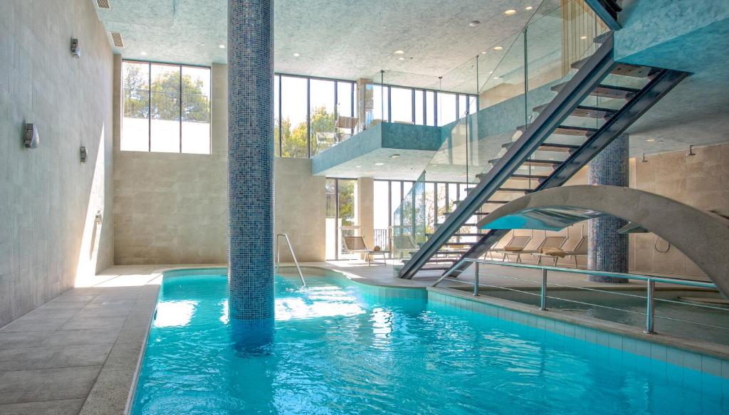 Hotel Plaža Duće 4* – Uživajte u opuštajućem odmoru uz more, gdje se udobnost, elegancija i mediteranski ugođaj savršeno nadopunjuju!