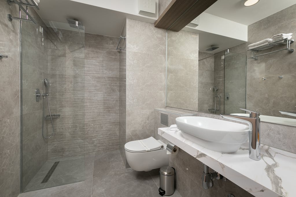 Uživajte u savršenom odmoru uz eleganciju, udobnost i vrhunsku uslugu u Hotelu Antonio 4* u predivnoj Makarskoj – stvoreno za potpuno uživanje!
