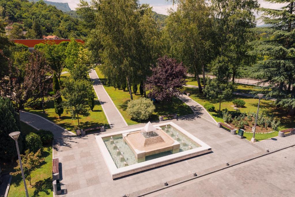 Doživite nezaboravan odmor u Konjicu – odmorite se u udobnosti Garden City Hotel & Resorta 4*, istražite ljepote prirode i priuštite sebi boravak ispunjen opuštanjem!