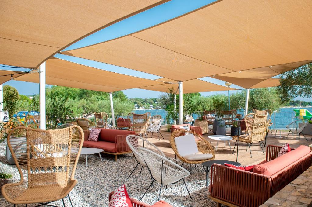 Kamp Polari, Rovinj I Uživajte u odmoru okruženi stoljetnim maslinama, borovim šumama i kristalno čistim morem u srcu Istre!