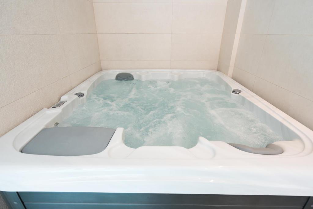 Doživite čari Mostara uz luksuzan boravak u Hotelu Spa Olive 4*, gdje se vrhunski komfor susreće s potpunom relaksacijom!