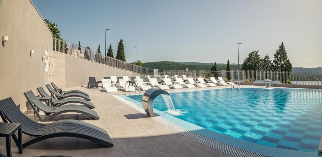 Pronađite savršenu ravnotežu odmora i uživanja u Marea Hotel & Spa 4* – destinaciji gdje vas očekuju udoban smještaj, moderna elegancija i nezaboravna atmosfera uz more!