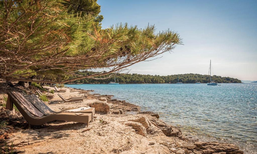 Mir, udobnost i mediteranska čarolija – Vaš odmor na Hvaru u Aminess Younique Senses Resort 4*, okružen prirodom, morem i borovom šumom!