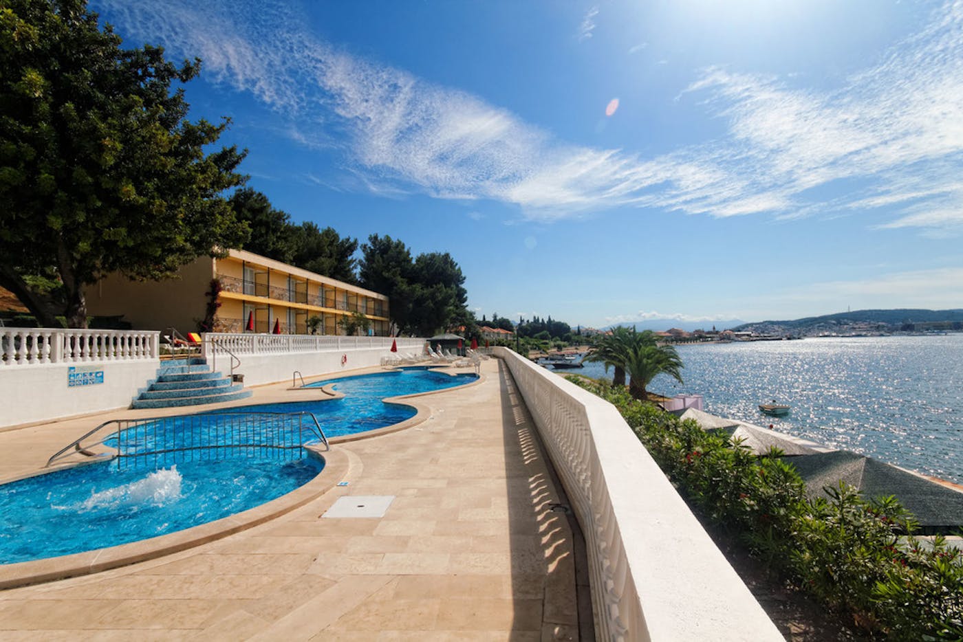 Provedite nezaboravan odmor u Hotelu Val 3* ex Hotel Jadran 3* u Segetu Donjem, gdje vas očekuju udobnost, opuštajuća atmosfera i položaj uz samu obalu!
