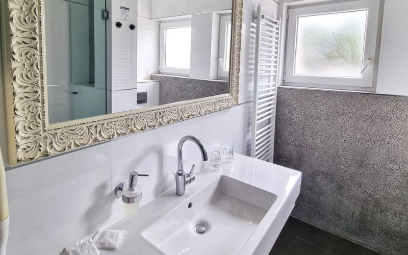 Okružen mediteranskom klimom, netaknutom prirodom, kristalnim morem i suncem, Hotel Gala 4* u Podstrani nudi mir i udobnost!