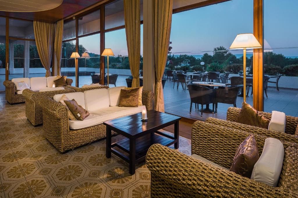 Hotel Hvar 3* I Doživite autentični mediteranski ugođaj u Jelsi gdje priroda i more pričaju svoju priču!