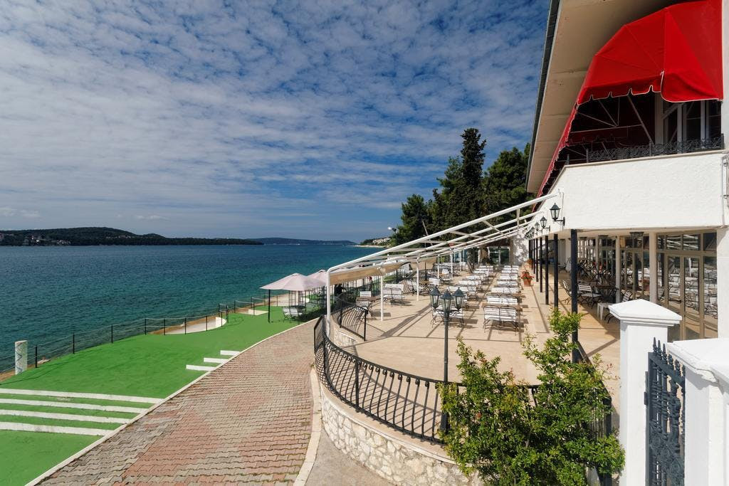 Seget Donji I Otkrijte veličanstveni odmor u Hotelu Val 3* ex Jadran 3* uz more i polupansionsku uslugu!