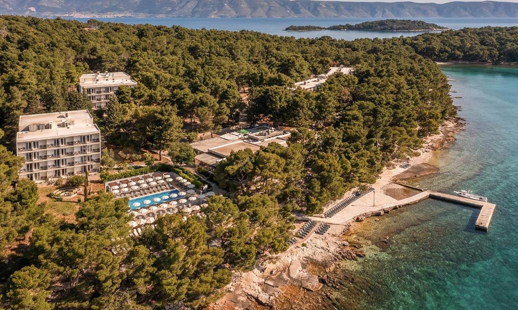 Vaš savršen odmor na Hvaru – uživajte u spoju netaknute prirode, mora i mirisa borove šume u Aminess Younique Senses Resortu 4*, idealnom mjestu za potpuni bijeg i opuštanje!