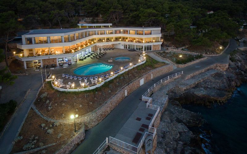 Otkrijte čari Hvara kroz porodični odmor u Fontana Resort – Bayside Park 4*, gdje se smijeh, sunce i opuštanje spajaju u prelijepom ambijentu!