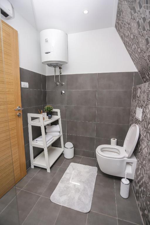 Doživite luksuzni odmor na Jahorini uz privatni jacuzzi, predivan panoramski pogled i potpunu harmoniju s netaknutom planinskom prirodom u Klek 77 Luxury Chalets!