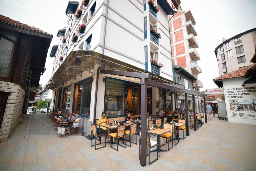 Doživite harmoniju prirode i potpuni odmor na Zlatiboru – Central Inn apartmani nude idealno okruženje za relaksaciju, uz svježinu planinskog vazduha!