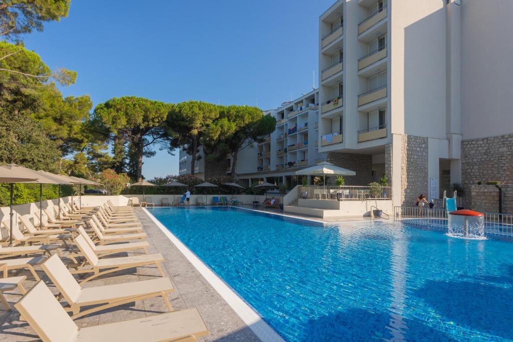 Family Hotel Adria 4* | All inclusive odmor u Biogradu na Moru – uživajte u borovoj šumi, bazenima, bogatoj animaciji i bezbrižnom odmoru za cijelu porodicu!