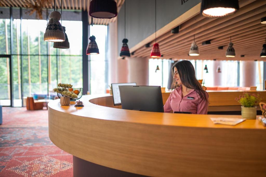 Opustite se u čarima Bjelašnice uz vrhunski Wellness & Spa u Hotelu Nomad 4* – uživajte u prekrasnom pogledu na Babin Do i miru planinskog okruženja!