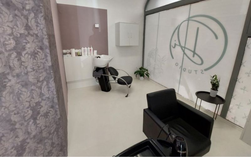 Zasijaj punim sjajem uz StudioDi – prepusti se profesionalnom pilingu tjemena uz feniranje za savršenu njegu kose!