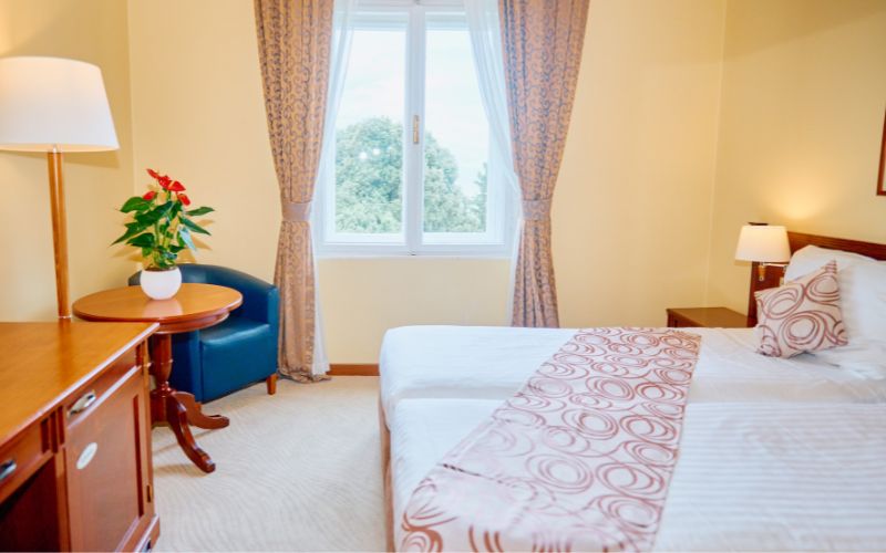 Opustite se u Opatiji, gdje se elegancija i tradicija susreću s mediteranskim mirom u Hotelu Bristol 4*!