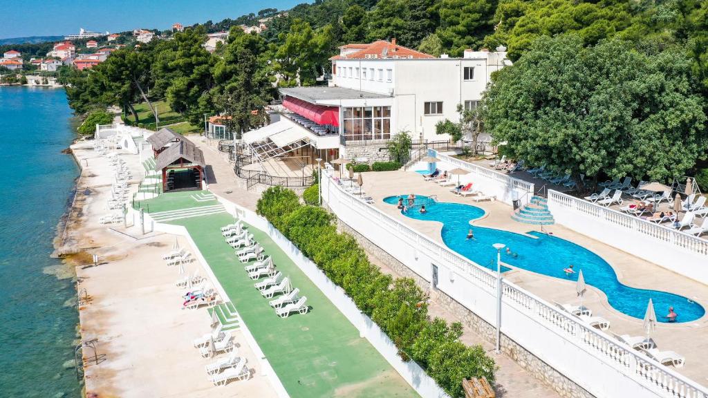 Provedite nezaboravan odmor u Hotelu Val 3* ex Hotel Jadran 3* u Segetu Donjem, gdje vas očekuju udobnost, opuštajuća atmosfera i položaj uz samu obalu!
