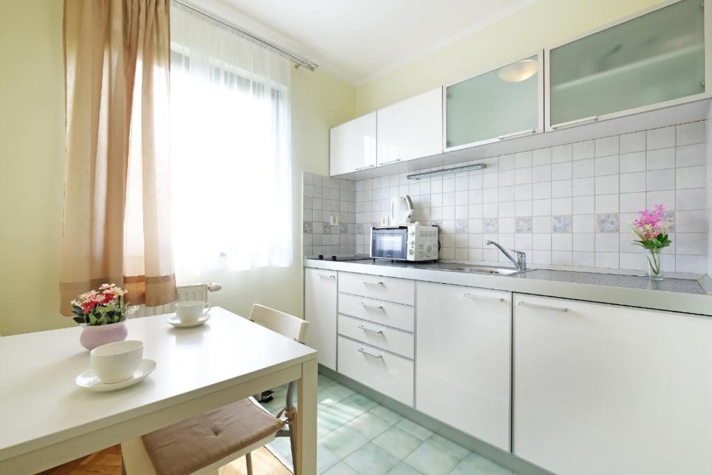 Otkrijte savršeno mjesto za odmor u Apartmanima Bohemia na Zlatiboru, uz mirnu atmosferu, svjež zrak i brojne mogućnosti za uživanje u prirodi!