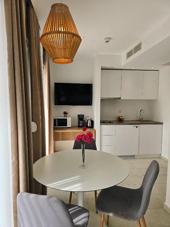 Uživajte u odmoru iz snova u Villi Katarina 4* na Makarskoj rivijeri, okruženi buđenjem prirode, mirisom mora i toplinom mediteranskog sunca!