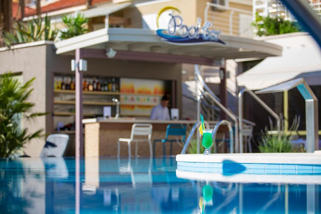 Otkrijte čaroliju vrhunskog odmora u Hotelu Park 4*, uz veličanstvene prizore Jadrana i neodoljivu ljepotu dalmatinske obale!