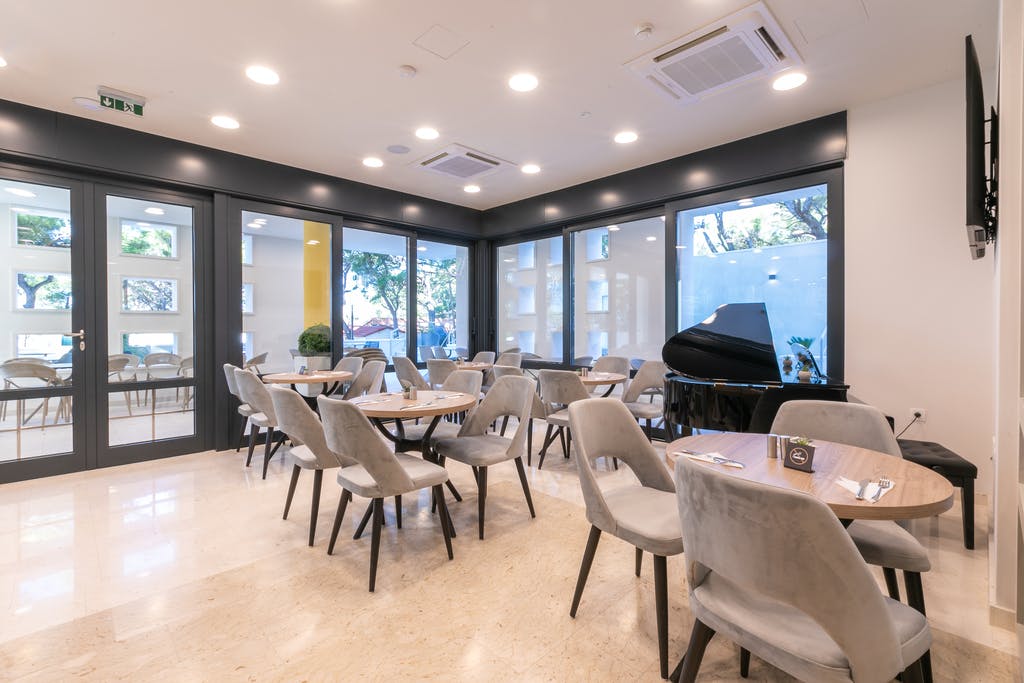 Uživajte u savršenom odmoru uz eleganciju, udobnost i vrhunsku uslugu u Hotelu Antonio 4* u predivnoj Makarskoj – stvoreno za potpuno uživanje!