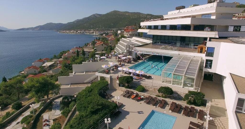 Pronađite svoj kutak raja u Neumu uz vrhunsku udobnost i očaravajući pogled na more u Grand Hotelu Neum 4*!