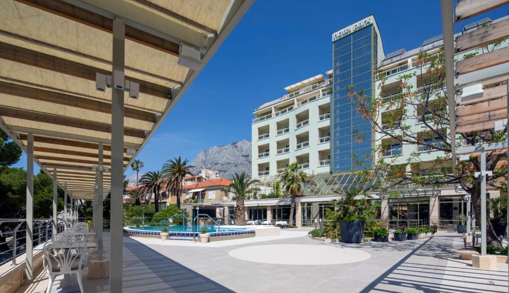 Otkrijte čaroliju vrhunskog odmora u Hotelu Park 4*, uz veličanstvene prizore Jadrana i neodoljivu ljepotu dalmatinske obale!