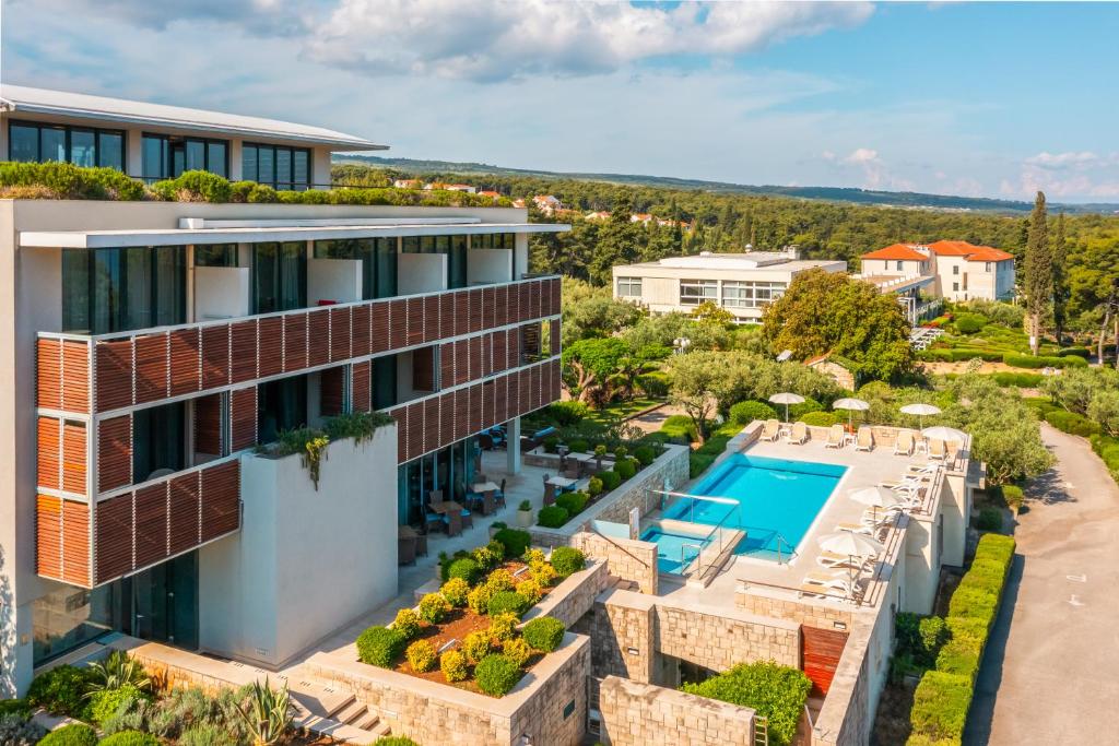 Uživajte u ljepotama Brača uz boravak u Aminess Vival Velaris Resortu 4*, okruženom mediteranskim zelenilom i kristalno čistim morem!