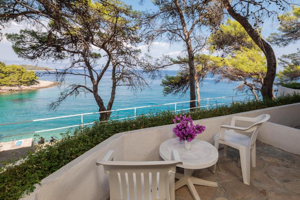 Prepustite se čarima Hvara uz boravak u Fontana Resortu 2*, okruženi mediteranskom prirodom, morskim povjetarcem i potpunim mirom!