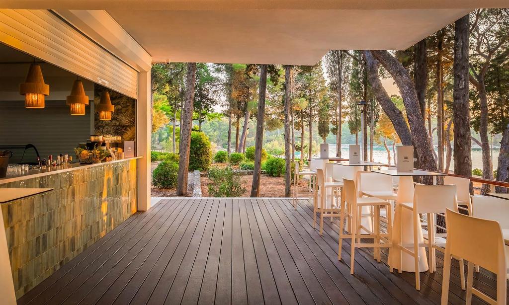 Uživajte u ljepotama Brača uz boravak u Aminess Vival Velaris Resortu 4*, okruženom mediteranskim zelenilom i kristalno čistim morem!