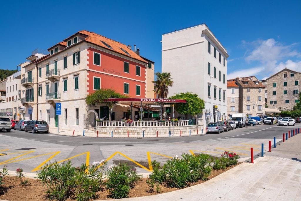 Krenite u šetnju splitskom Rivom I Spoj tradicije i modernog luksuza u Hotelu Galeria Valeria Downtown Seaside 4*!