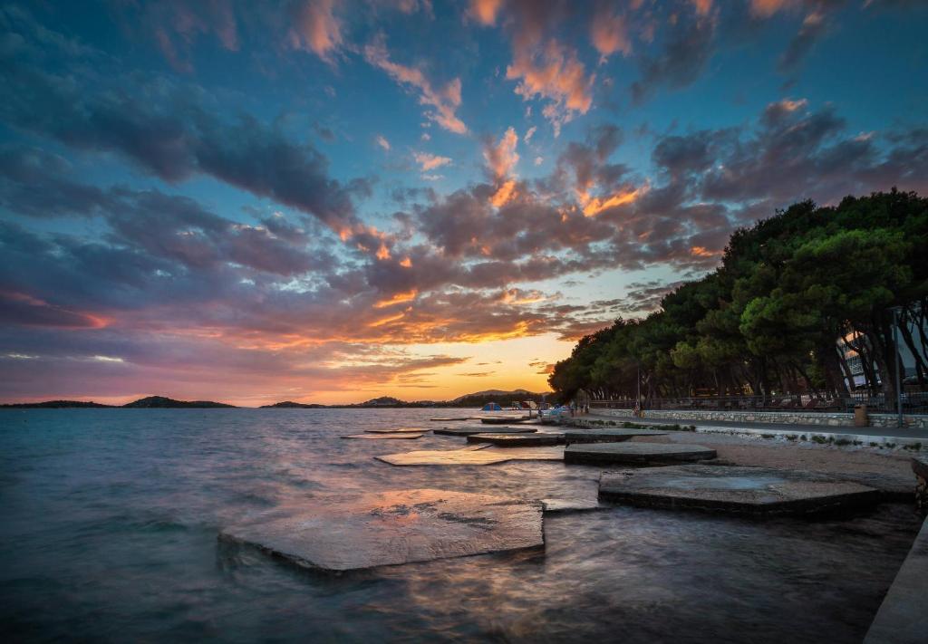 Opustite se tik uz more i uživajte u trodnevnom porodičnom odmoru uz ALL INCLUSIVE LIGHT uslugu u luksuznoj Villa Arausana & Antonina 4* u Vodicama!