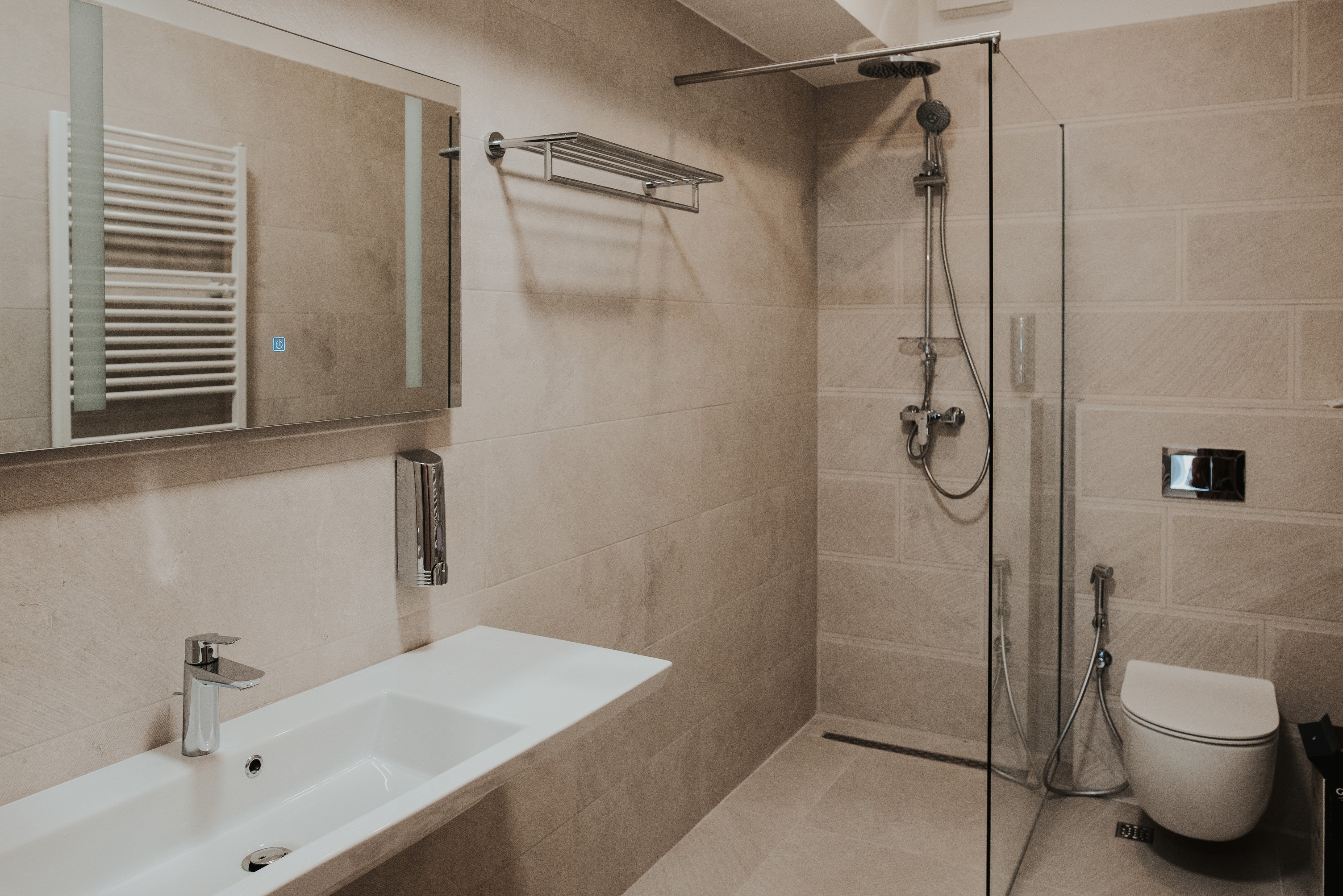 Prepustite se čarima Sarajeva uz savršen boravak u Aparthotelu Centar 4* – idealnom mjestu gdje vas očekuju udobnost, kvalitetna usluga i predivan pogled na grad!