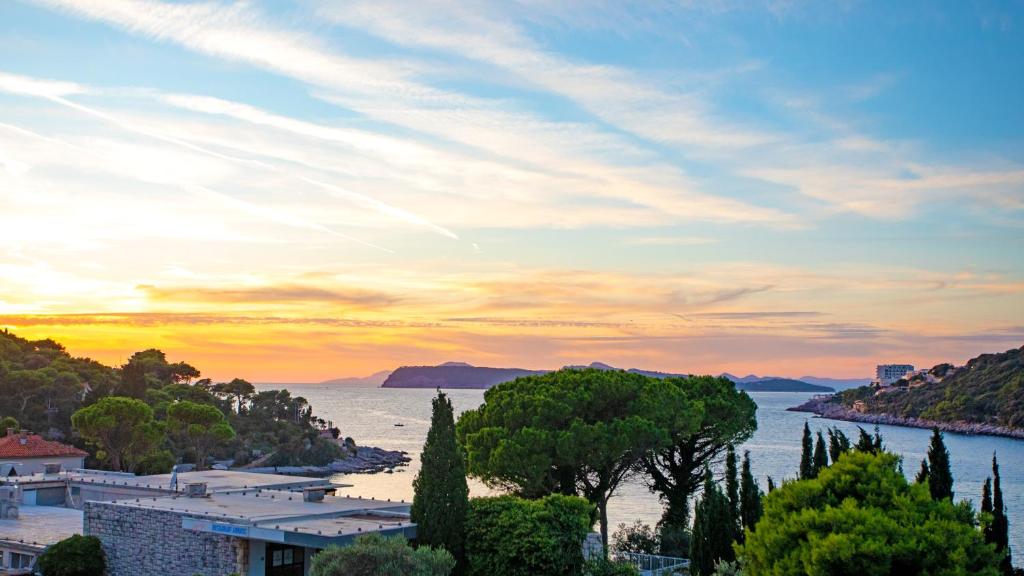 Hotel Komodor 3* – Otkrijte čari romantičnog odmora uz kristalno čisto more i bajkoviti pogled na Elafite, na poluotoku Lapad u Dubrovniku!