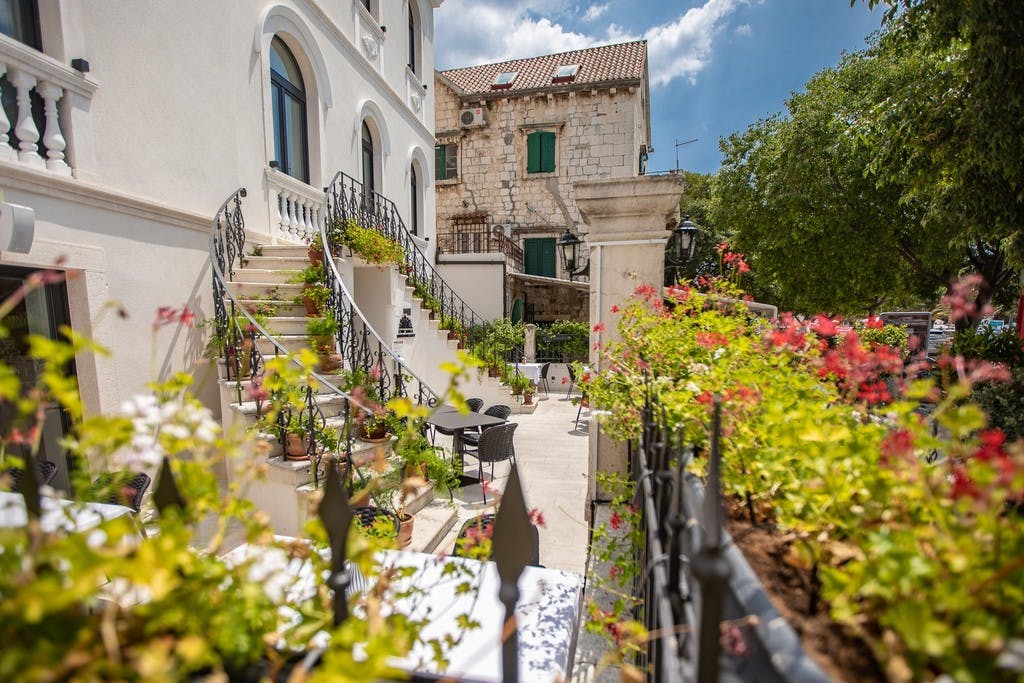 Heritage Hotel Porin 4* – savršen izbor za sve koji žele doživjeti Makarsku kroz spoj tradicije, elegancije i autentičnog dalmatinskog ambijenta!