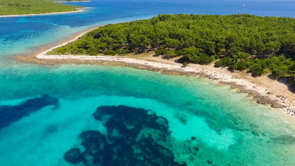 Korčula iz snova – prepustite se čaroliji mora, sunca i vrhunske udobnosti u raskošnom Hotelu Korkyra 4*!