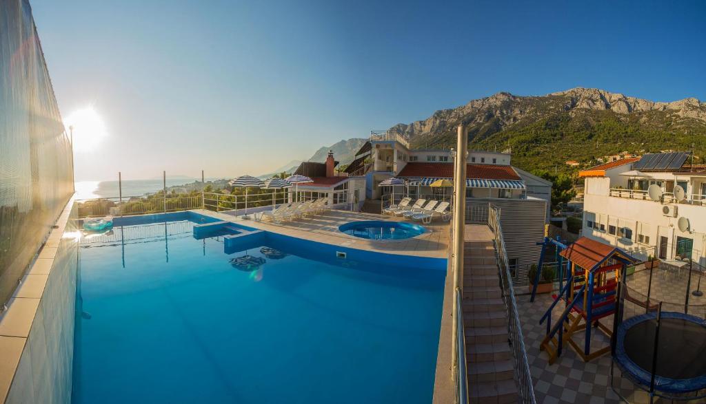 Gradac u najljepšem izdanju – uživajte u kristalno čistom moru, romantičnom ambijentu i udobnosti Aparthotela Pecić!