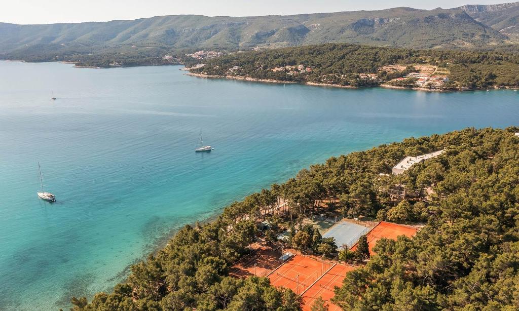 Vaš savršen odmor na Hvaru – uživajte u spoju netaknute prirode, mora i mirisa borove šume u Aminess Younique Senses Resortu 4*, idealnom mjestu za potpuni bijeg i opuštanje!