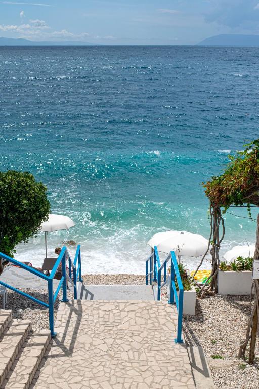 Vaš savršeni bijeg uz more počinje u Beach Hotelu Croatia 3* – uživajte u udobnosti, miru i ljepotama Drašnica na Jadranskoj obali!