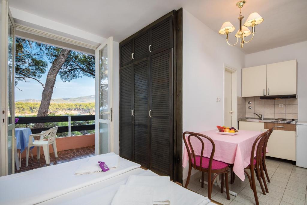 Fontana Resort 2*, Hvar I Mjesto gdje se more i borovi spajaju u savršenstvo stvarajući idealan ambijent za opuštajući odmor!