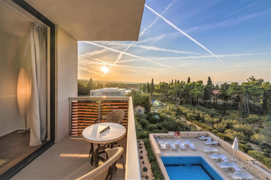 Mediteranski raj na Braču u Aminess Vival Velaris Resortu 4* – romantična atmosfera, mirisni zrak i nezaboravne avanture na moru!