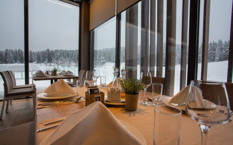 Otkrijte zimsku čaroliju netaknute prirode i mir planinskih vrhova uz Wellness & Spa opuštanje u Hotelu Monti Spa & Wellness 4* na magičnom Igmanu!